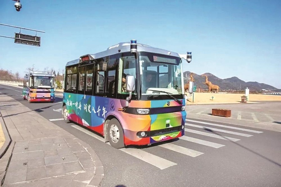 1396me皇家世界无人驾驶巴士在中国视谷上路